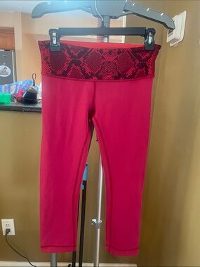 Women’s Lululemon Reversible Pink Active Capri Leggings, Sz 6